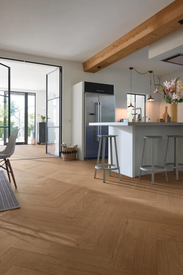 Lindura HS 500 en formato espiga en una cocina contemporánea